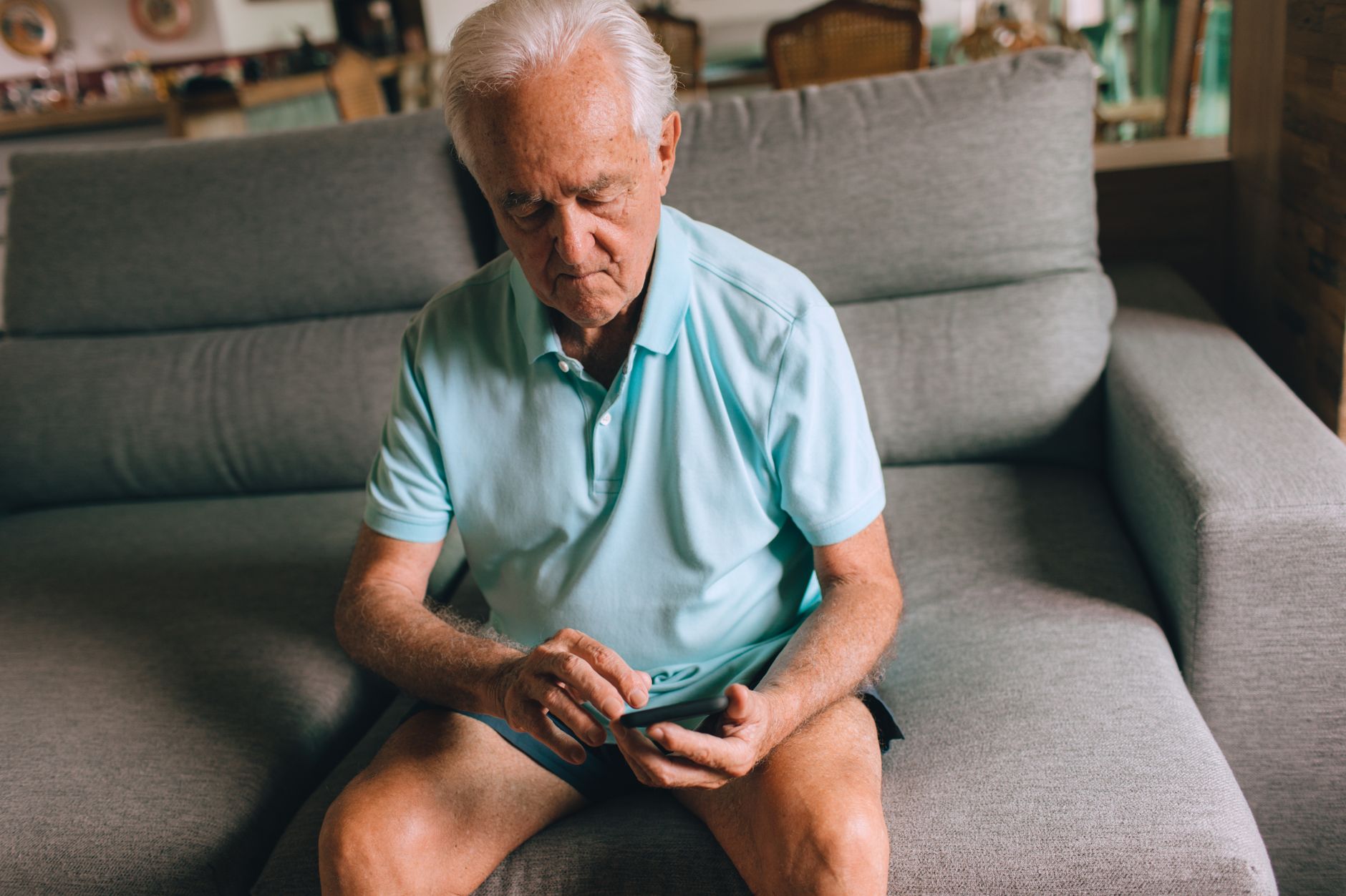Arnaque à l&rsquo;amour en ligne : protéger un senior isolé