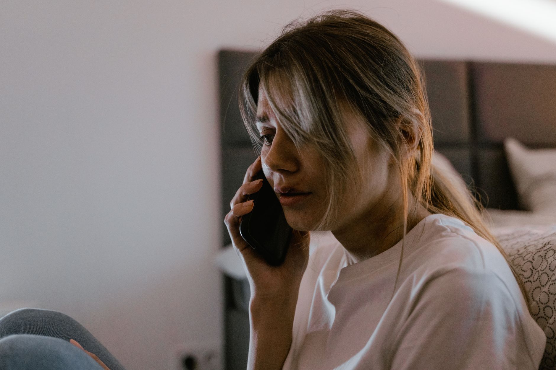 Comment protéger vos parents des arnaques téléphoniques (guide 2026)