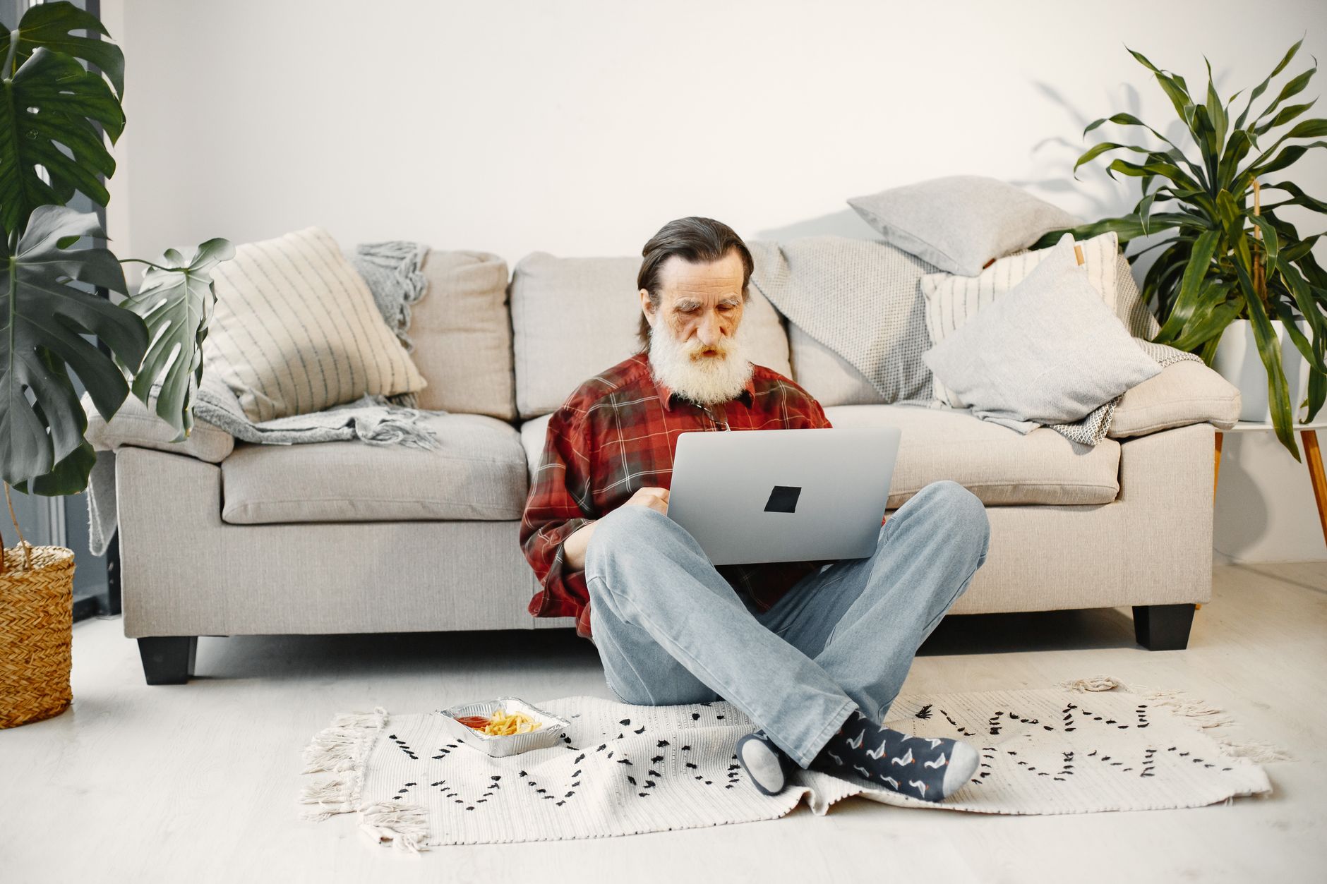 Arnaques seniors : le guide complet pour protéger un proche