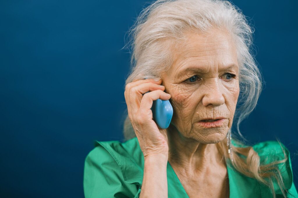 Une femme senior au téléphone, attentive à ce qu'on lui dit