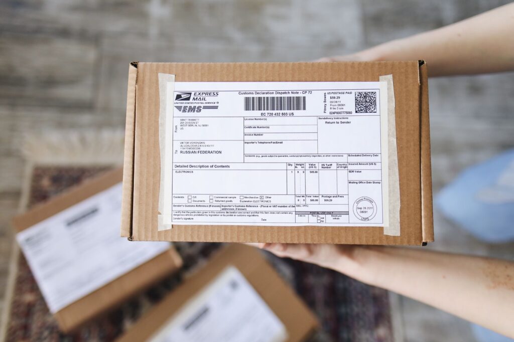 Un colis étiqueté, prêt à être expédié après une vente en ligne